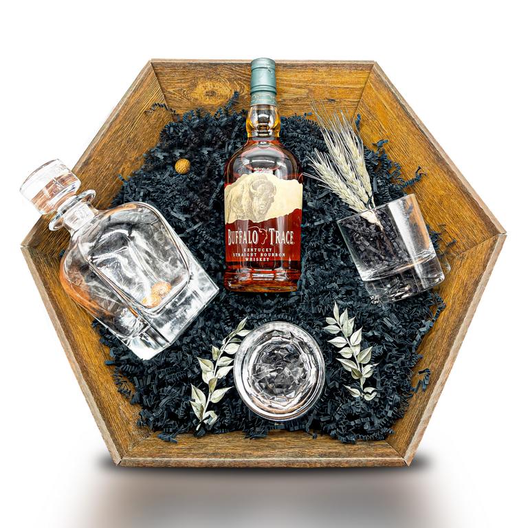 Geschenkset Whisky Buffalo Trace Kentucky Straight Bourbon Whiskey 40% 0,7 l inkl. Dekanter & Gläser